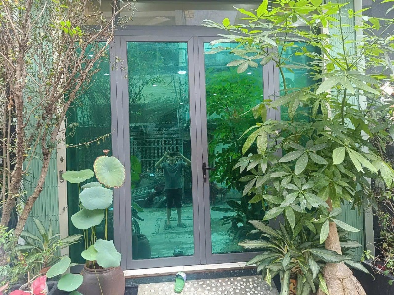 Hình ảnh thi công dán kính cách nhiệt chung cư 9